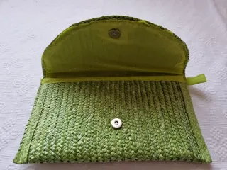 Cartera de mano verde tejida