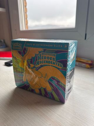 Caja Entrenador Élite Héroes Ascendentes Pokémon