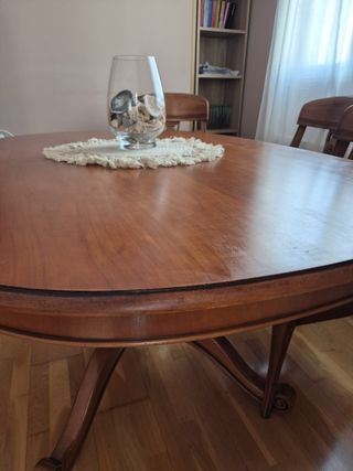 Mesa de madera con sillas