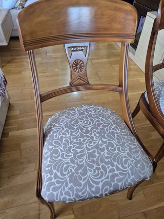 Mesa de madera con sillas