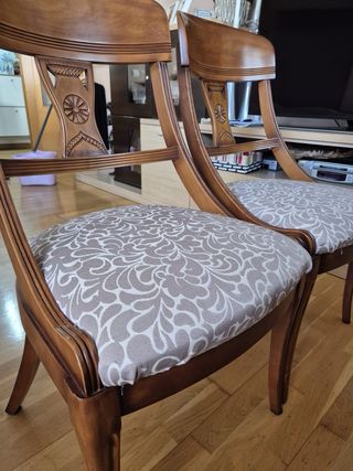 Mesa de madera con sillas