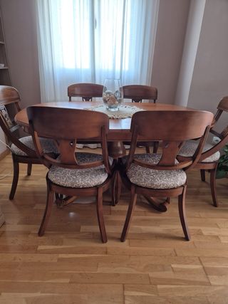 Mesa de madera con sillas