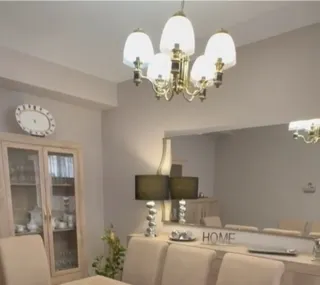 Lámpara de techo dorada y blanca