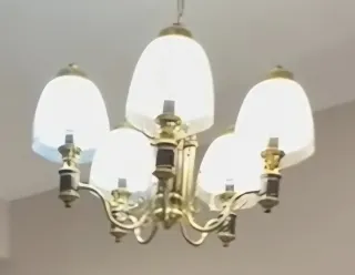 Lámpara de techo dorada y blanca