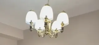 Lámpara de techo dorada y blanca