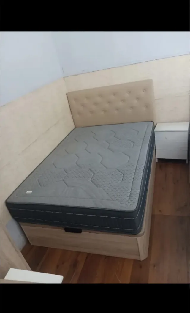 Mesitas de noche y cómoda blanca