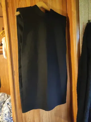 Vestido Lefties negro hombreras