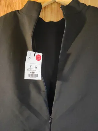 Vestido Lefties negro hombreras