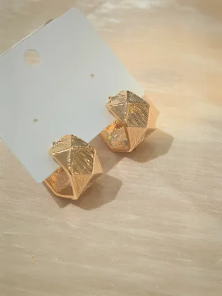 Orecchini a cerchio geometrico oro con incisioni