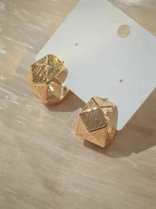 Orecchini a cerchio geometrico oro con incisioni