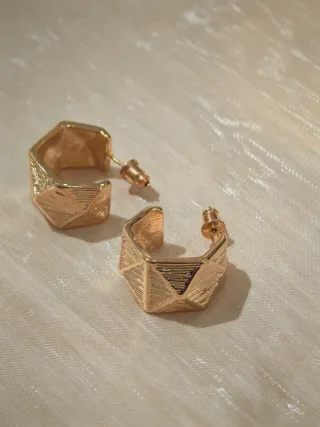 Orecchini a cerchio geometrico oro con incisioni