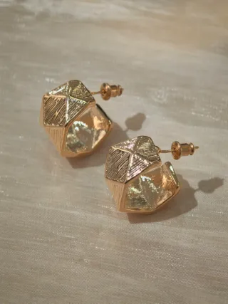 Orecchini a cerchio geometrico oro con incisioni