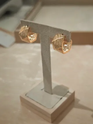 Orecchini a cerchio geometrico oro con incisioni