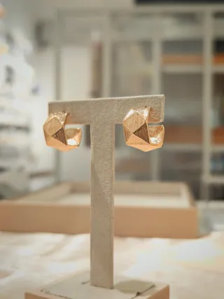 Orecchini a cerchio geometrico oro con incisioni