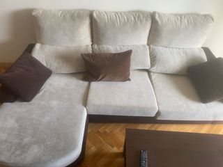 Salón completo: sofá, mesa y sillas