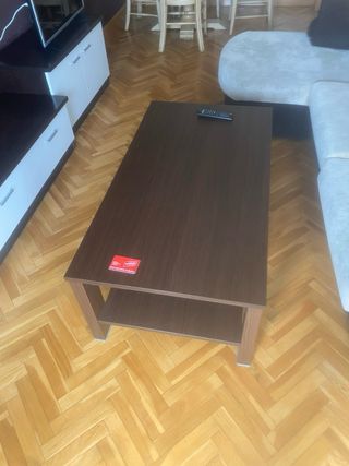 Salón completo: sofá, mesa y sillas