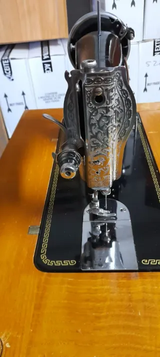 Máquina de coser Alfa antigua