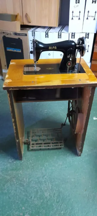 Máquina de coser Alfa antigua
