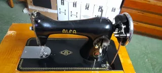 Máquina de coser Alfa antigua