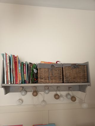 Estantería gris con 3 cestas