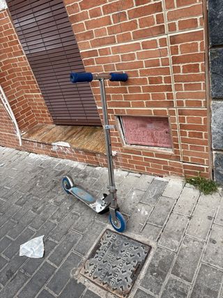 Patinete infantil azul y plateado