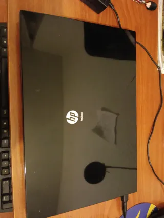 Torre PC Negra + Monitor, Teclado y Altavoces