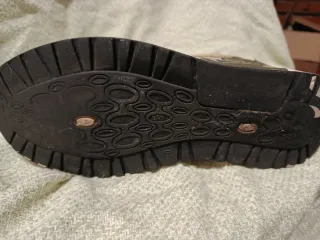 Zapatillas grises y doradas