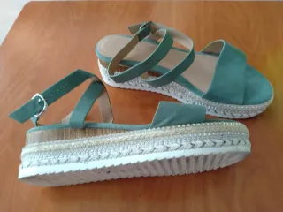 Sandalias verdes de cuña
