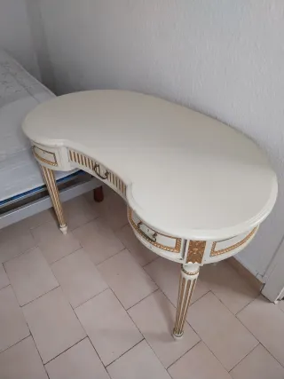 Escritorio blanco y dorado