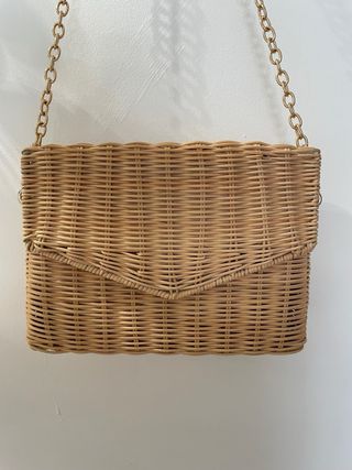 Bolso de mimbre rígido con cadena