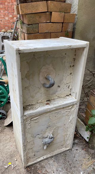 Pila de mármol con banco