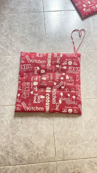 Cuscini rossi e bianchi in tessuto