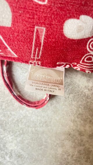 Cuscini rossi e bianchi in tessuto