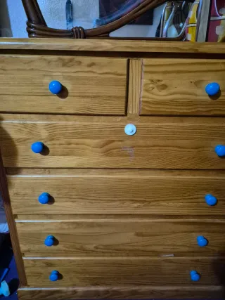 Cómoda de madera con espejo y tiradores azules