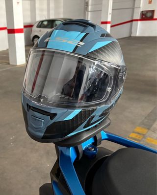 Casco de moto azul y negro
