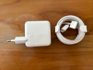 Caja y cargador MacBook Air