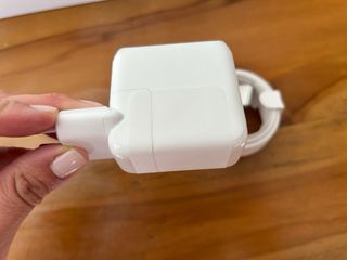 Caja y cargador MacBook Air