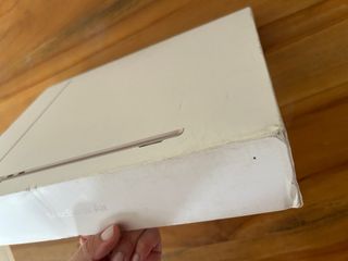 Caja y cargador MacBook Air