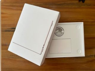 Caja y cargador MacBook Air