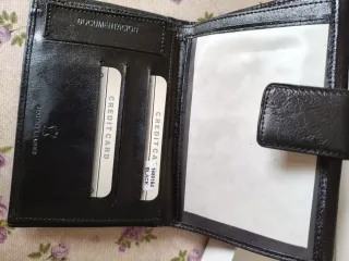 Cartera de piel negra para mujer