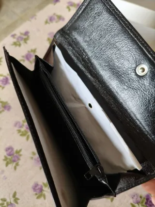 Cartera de piel negra para mujer
