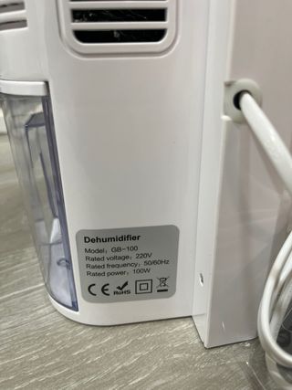 Deshumidificador blanco con control remoto