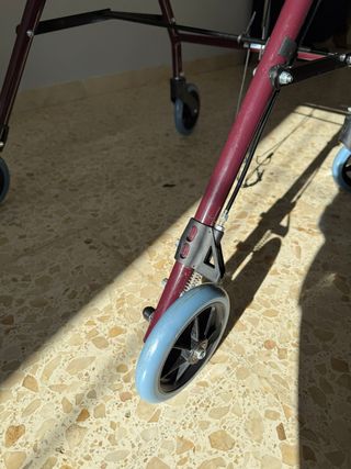 Andador 4 ruedas con frenos