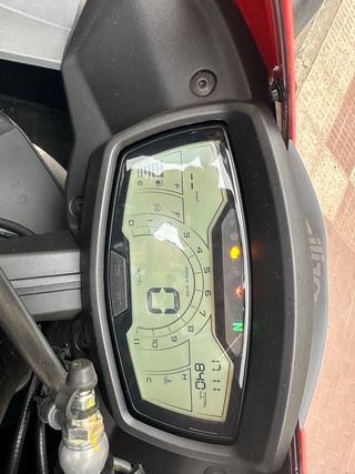 Aprilia RS 125 Moto Deportiva Negra y Roja