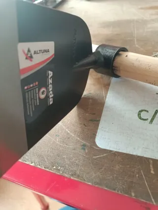 Azada pequeña mango madera