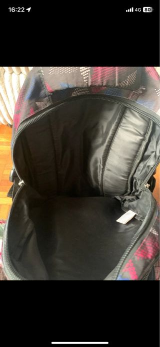 Mochila escolar negra con estampado geométrico