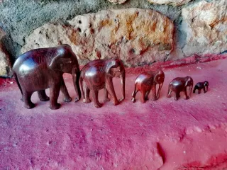 Juego 5 figuras madera elefantes
