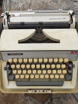 Máquina de escribir ADLER Gabriele 25