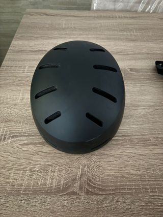 Casco Negro G69 con Luz Trasera y mochila con luz