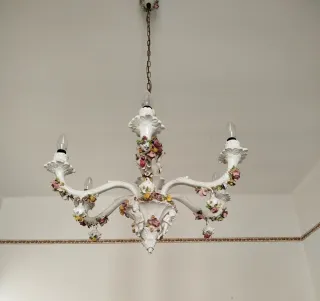 Lampadario in ceramica con fiori